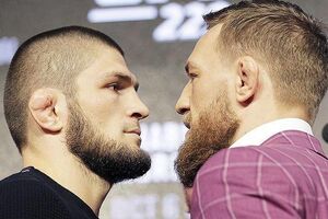 Нурмагомедов (ліворуч) переміг Макгрегора у четвертому раунді