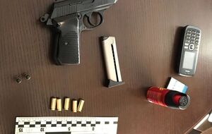 Поліція вилучила у затриманих зброю