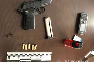 Поліція вилучила у затриманих зброю