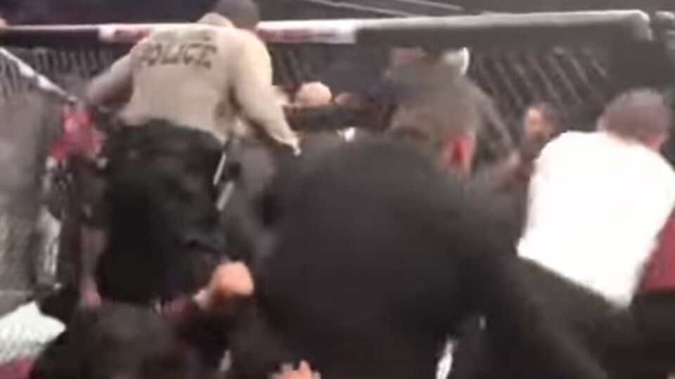 Нурмагомедов вийшов за межі октагона і розпочав бійку