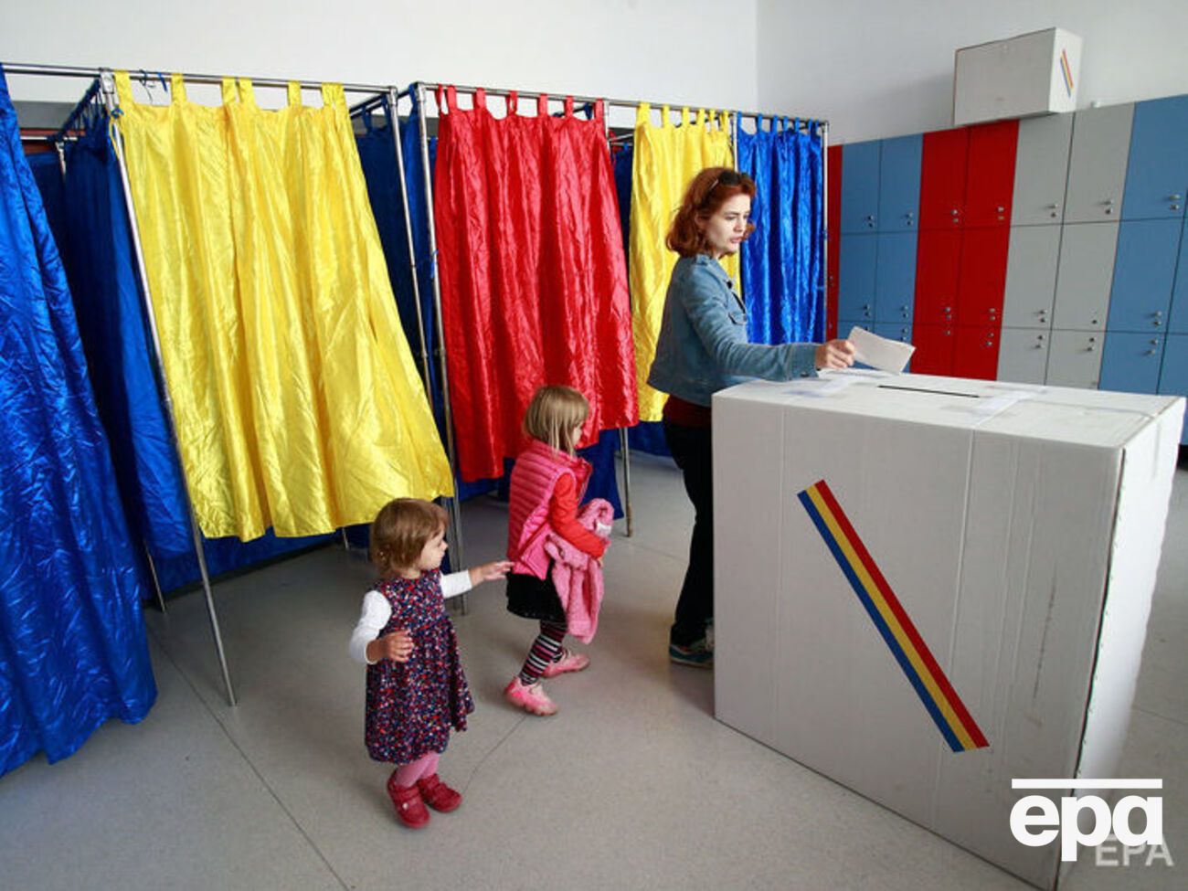 Большинство румынских избирателей проигнорировали референдум о внесении в конституцию поправки, определяющей брак как союз между мужчиной и женщиной