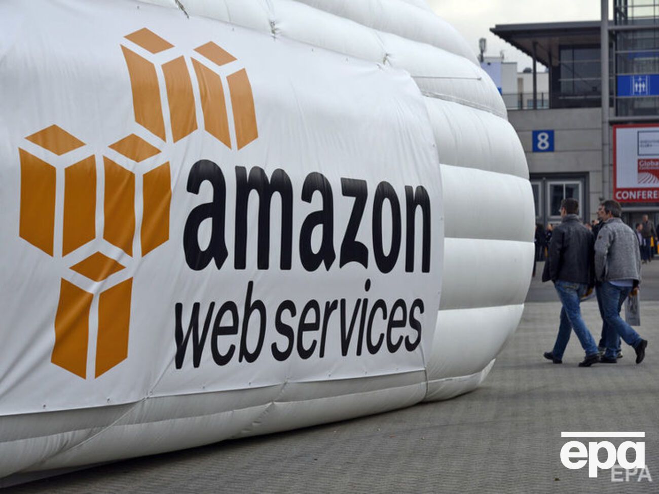 По данным Bloomberg, шпионские чипы были установлены в центрах обработки данных Amazon Web Services в Пекине