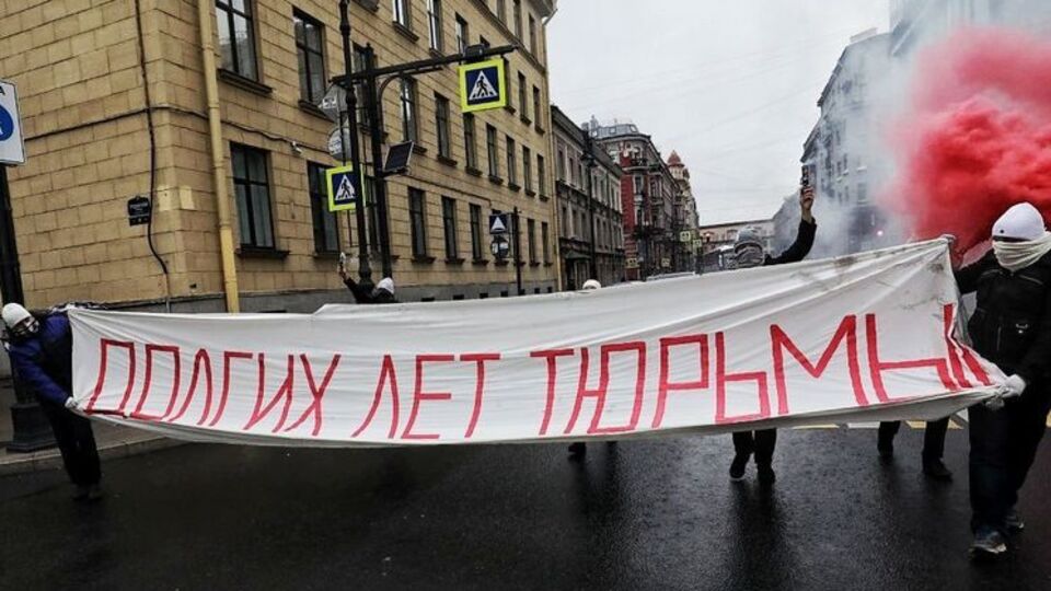 Активисты "поздравили" Владимира Путина с днем рождения