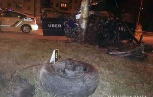 На пересечении проспекта Гагарина и бульвара Верховной Рады машина такси Uber вылетела с дороги и врезалась в опору освещения