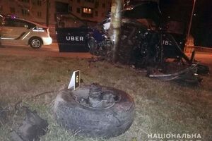 На пересечении проспекта Гагарина и бульвара Верховной Рады машина такси Uber вылетела с дороги и врезалась в опору освещения