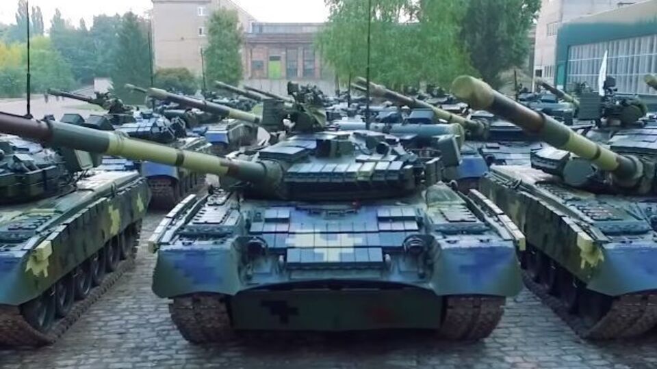 Порошенко: Понад 2 тис. одиниць техніки, переданої армії, – нове і модернізоване озброєння