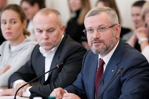 Вилкул (крайний справа) заявил, что уголовными делами его хотят снять с выборов