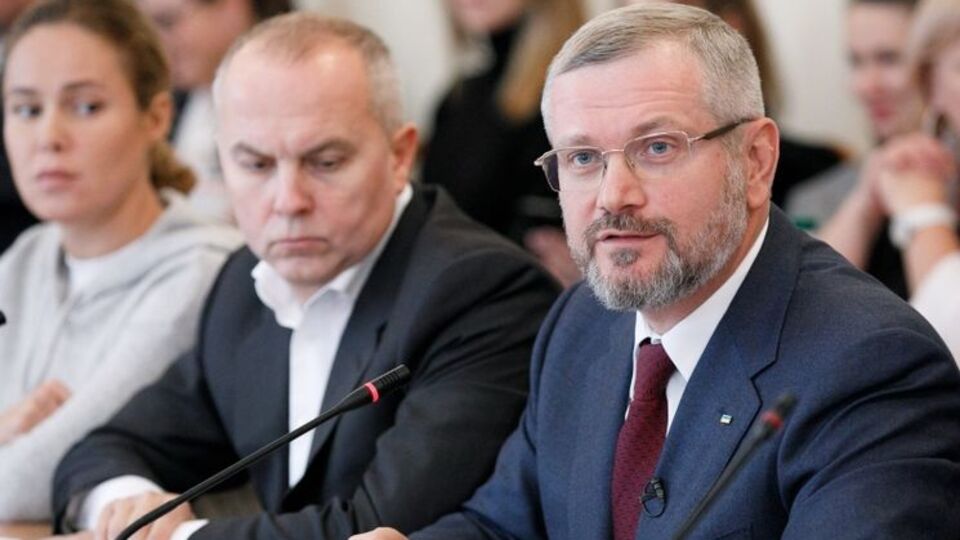 Вілкул (крайній праворуч) заявив, що кримінальними справами його хочуть зняти з виборів