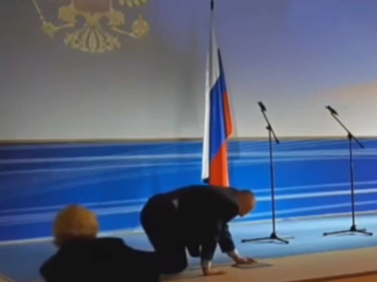 Володимир Жириновський зачепився за останню сходинку і впав накарачки, піднімаючись на сцену в будівлі адміністрації Володимирської області