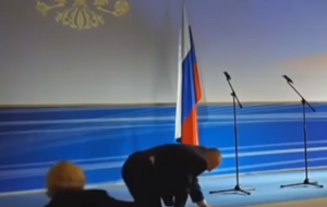 Володимир Жириновський зачепився за останню сходинку і впав накарачки, піднімаючись на сцену в будівлі адміністрації Володимирської області