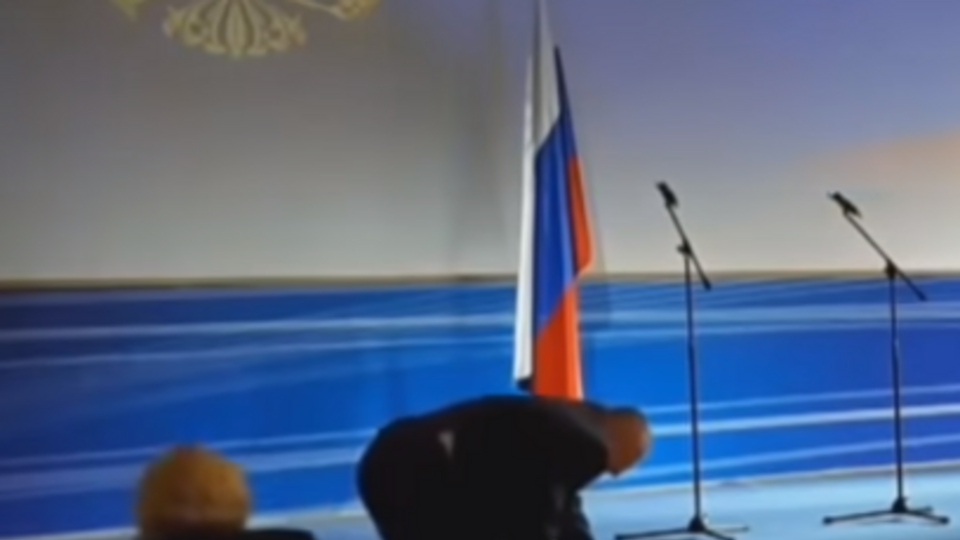 Володимир Жириновський зачепився за останню сходинку і впав накарачки, піднімаючись на сцену в будівлі адміністрації Володимирської області