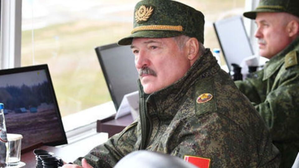 Лукашенко наголосив, що захищати територію повинні всі, окрім дітей