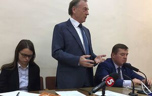 Александр Лавринович (в центре) вместе со своими адвокатами Златой Симоненко и Евгением Солодко на заседании Подольского райсуда 8 октября 2018 года