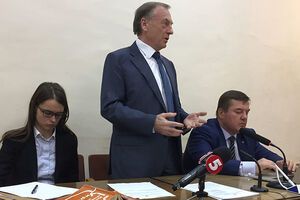 Александр Лавринович (в центре) вместе со своими адвокатами Златой Симоненко и Евгением Солодко на заседании Подольского райсуда 8 октября 2018 года