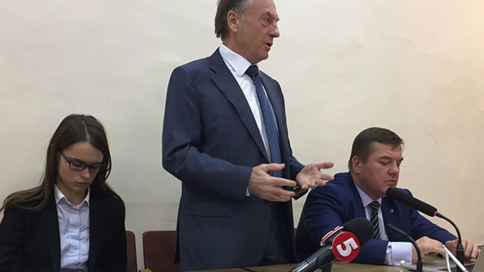 Александр Лавринович (в центре) вместе со своими адвокатами Златой Симоненко и Евгением Солодко на заседании Подольского райсуда 8 октября 2018 года