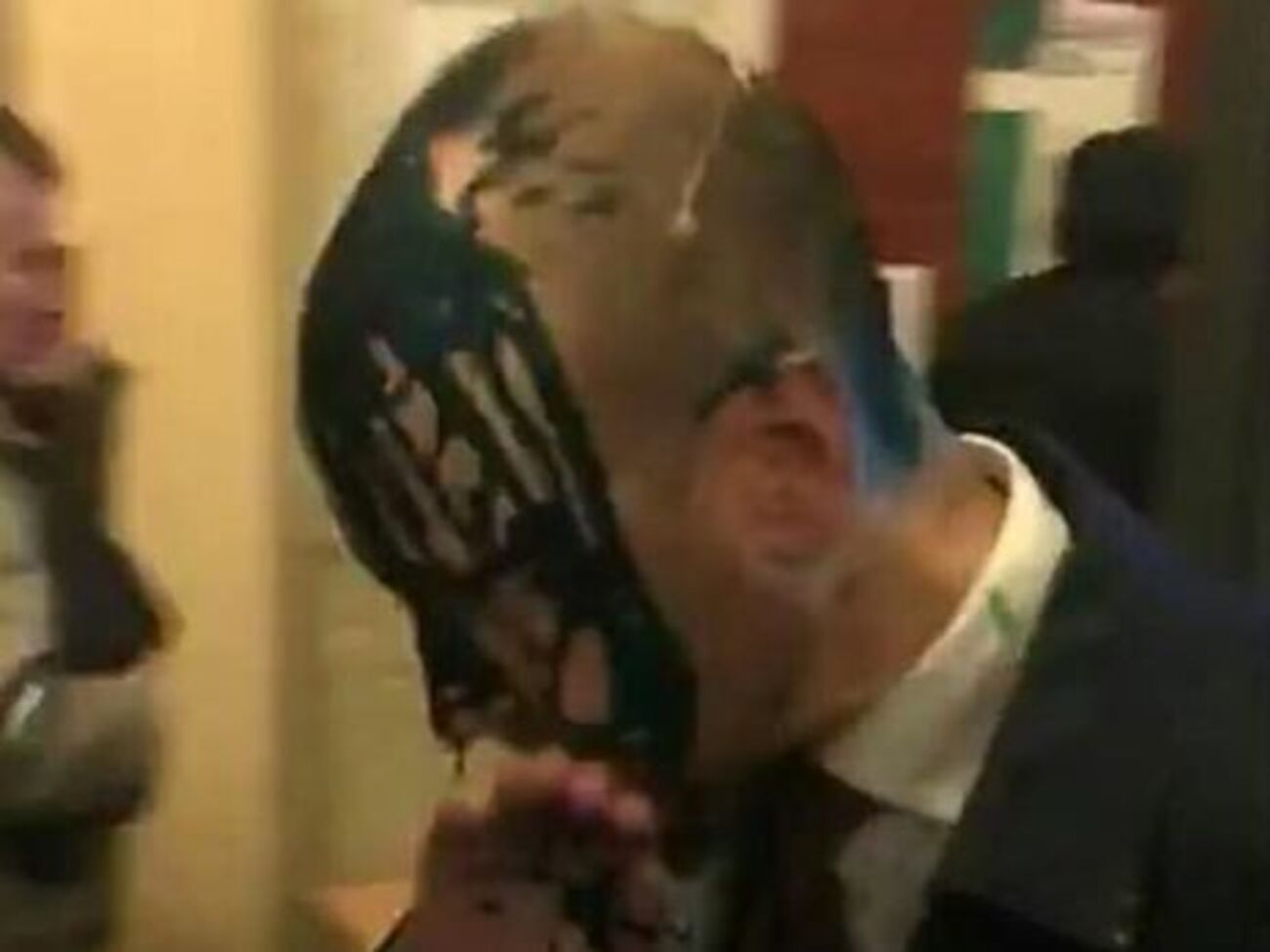 Группа лиц напала на Гусовского в здании Киевского городского совета и облила его зеленкой