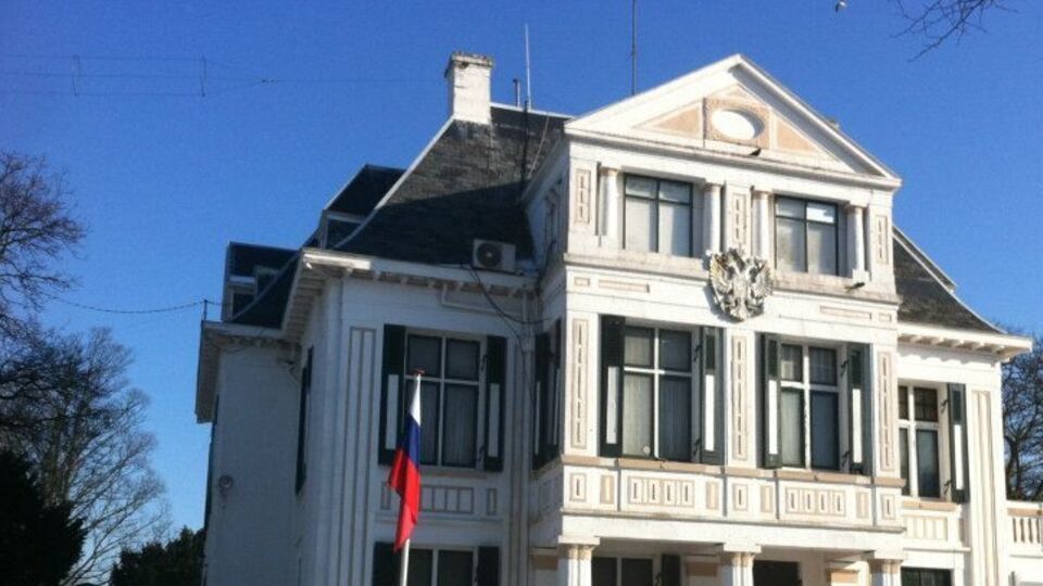 Сотрудник посольства РФ в Гааге созванивался с ГРУ и обсуждал детали операции по взлому сети ОЗХО, утверждает источник, знакомый с ситуацией