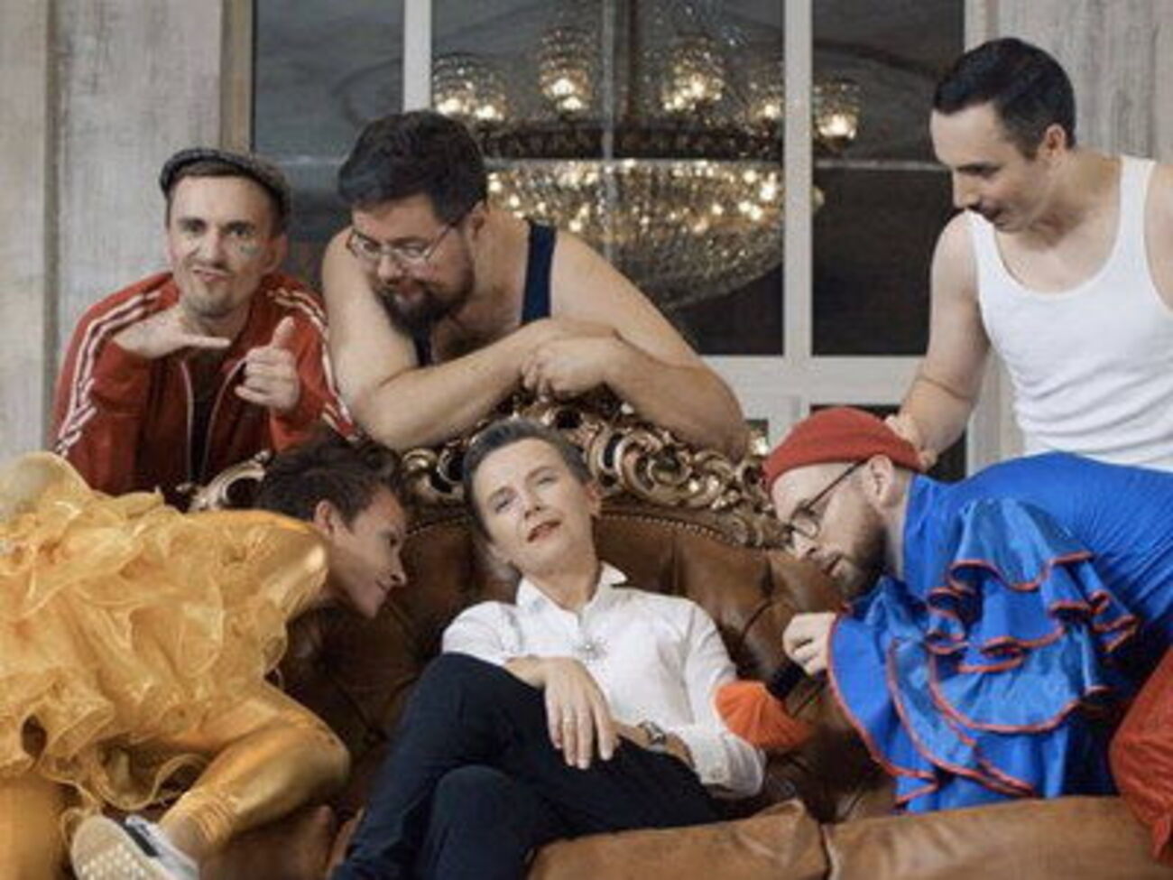 Сурганова в новом ролике устроила кастинг танцоров