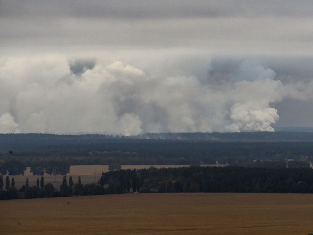 Селище Дружба зі складами 6-го арсеналу Міноборони розташоване приблизно за 150 км на північний схід від Києва