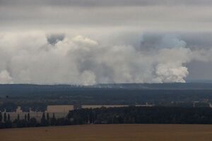 Селище Дружба зі складами 6-го арсеналу Міноборони розташоване приблизно за 150 км на північний схід від Києва