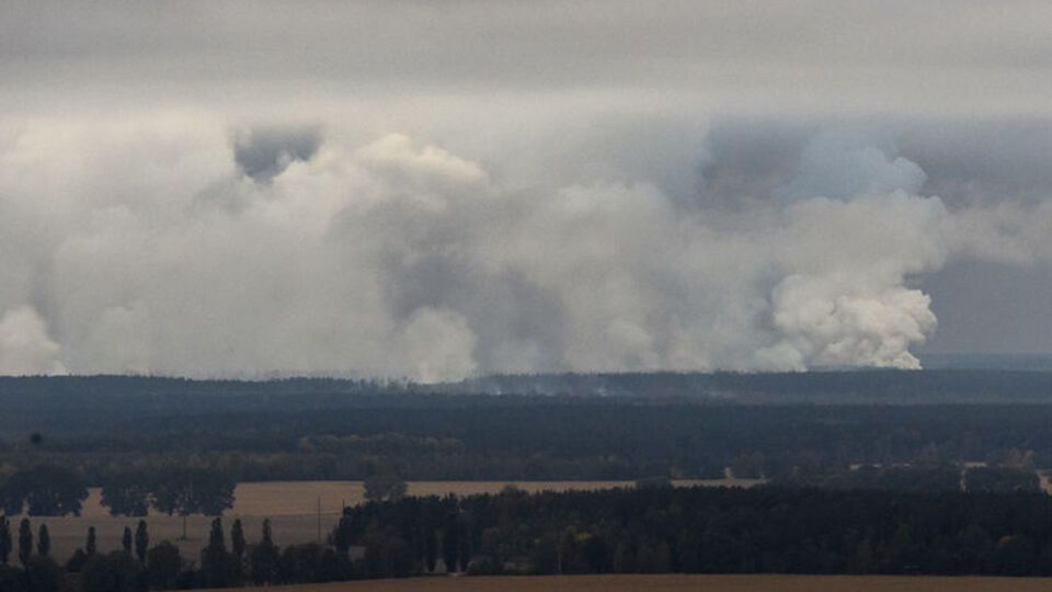 Селище Дружба зі складами 6-го арсеналу Міноборони розташоване приблизно за 150 км на північний схід від Києва