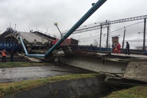 Міст обвалився, коли під ним проходив вантажний поїзд
