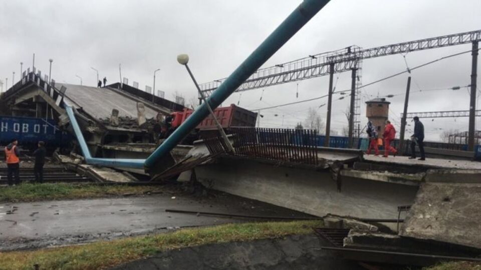 Мост рухнул, когда под ним проходил грузовой состав