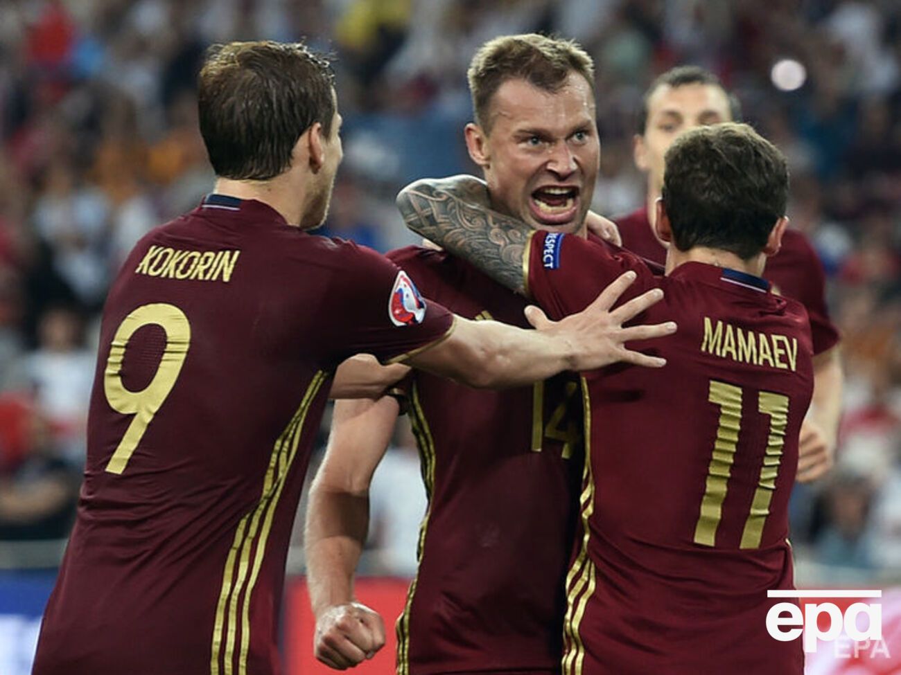 Кокоріну (ліворуч) і Мамаєву (праворуч) погрожують доправити на допит примусово