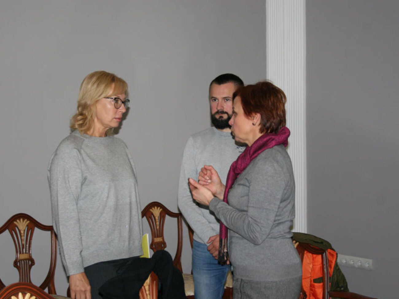 Денісова (ліворуч) сказала рідним Дудки, що домагатиметься надання йому медичної допомоги