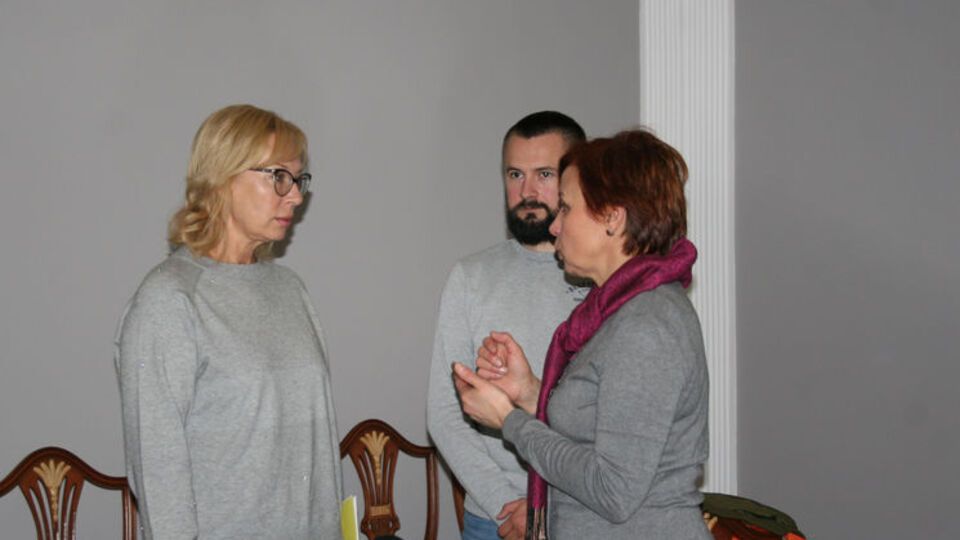 Денісова (ліворуч) сказала рідним Дудки, що домагатиметься надання йому медичної допомоги