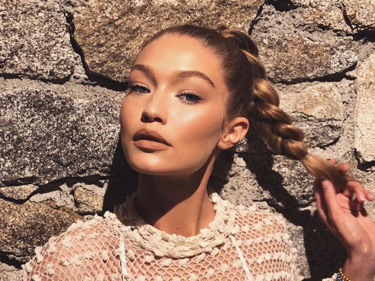 Хадід стала обличчям колабораційної колекції Moschino і H&M