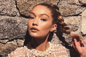 Хадид стала лицом коллаборационной коллекции Moschino и H&M