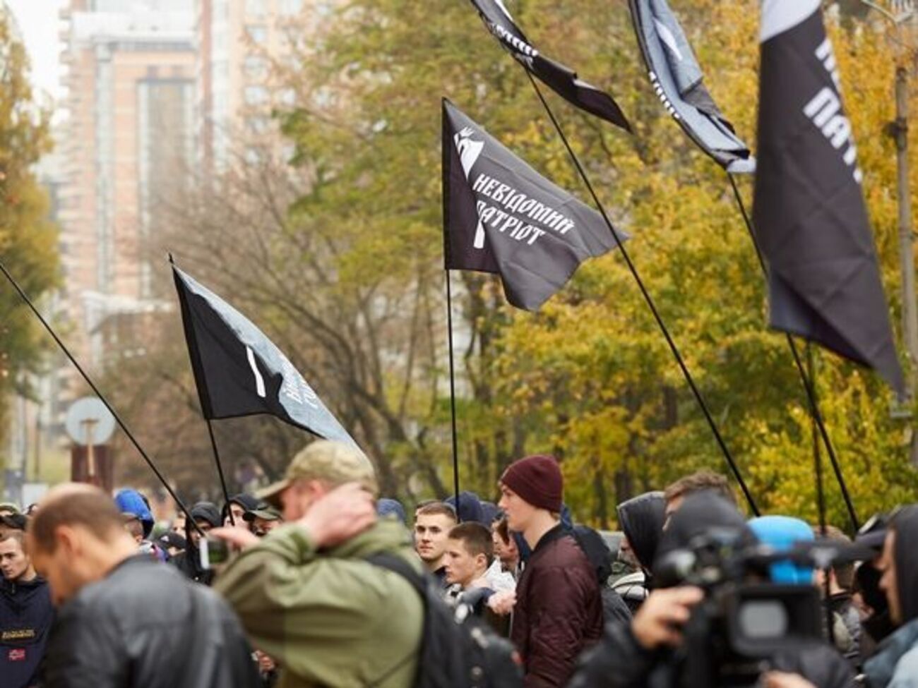 Активисты скандируют "Долой лоббиста Виталия Трубарова" и "Долой служителя олигархов Виталия Трубарова"