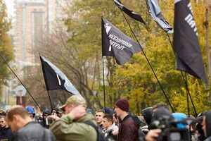 Активисты скандируют "Долой лоббиста Виталия Трубарова" и "Долой служителя олигархов Виталия Трубарова"