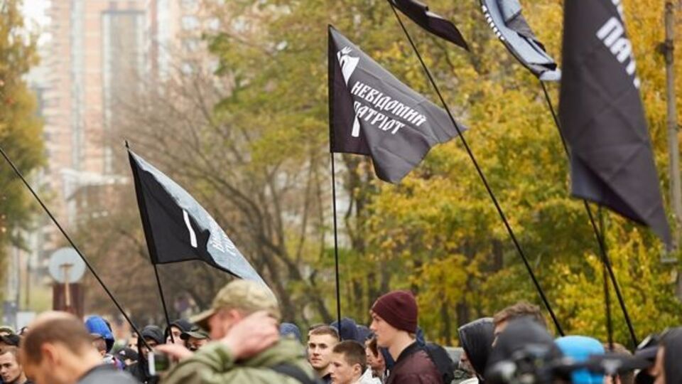 Активисты скандируют "Долой лоббиста Виталия Трубарова" и "Долой служителя олигархов Виталия Трубарова"