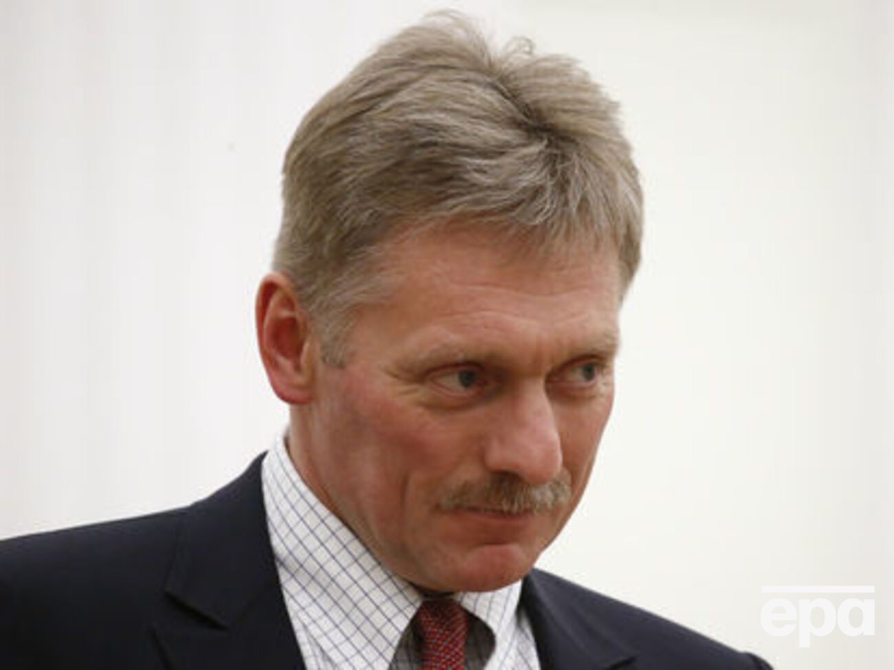 Песков надеется, что с введением ответных российских санкций украинские власти изменят взгляд на отношения с РФ