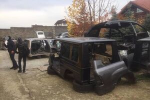 Площадь склада, где были найдены угнанные авто, составляет около 1000 м²