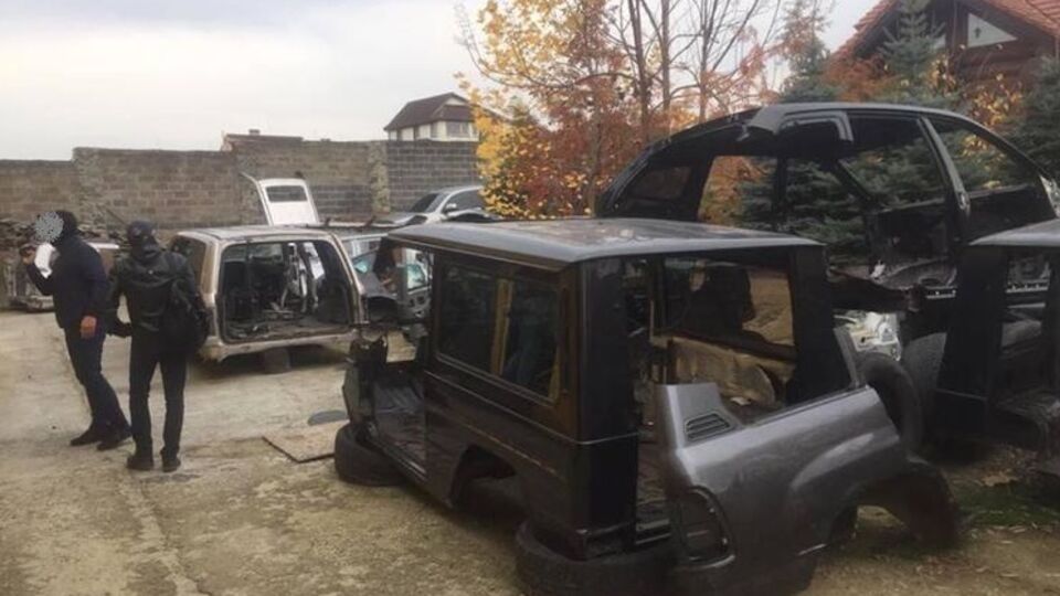Площадь склада, где были найдены угнанные авто, составляет около 1000 м²