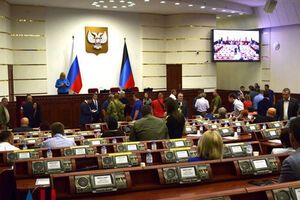 Прибывшие на Донбасс российские политтехнологи развернули в местных СМИ масштабную информационную кампанию в поддержку определенных Россией кандидатов