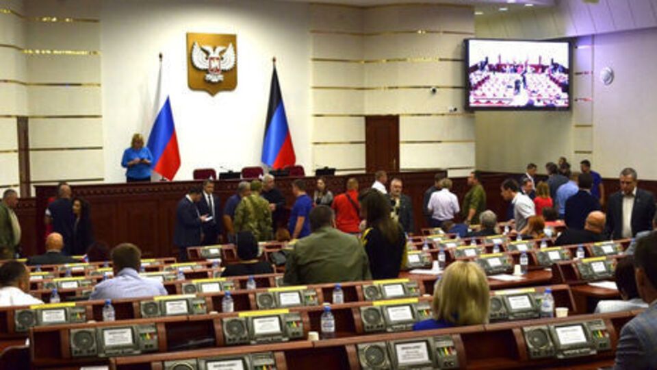 Прибывшие на Донбасс российские политтехнологи развернули в местных СМИ масштабную информационную кампанию в поддержку определенных Россией кандидатов