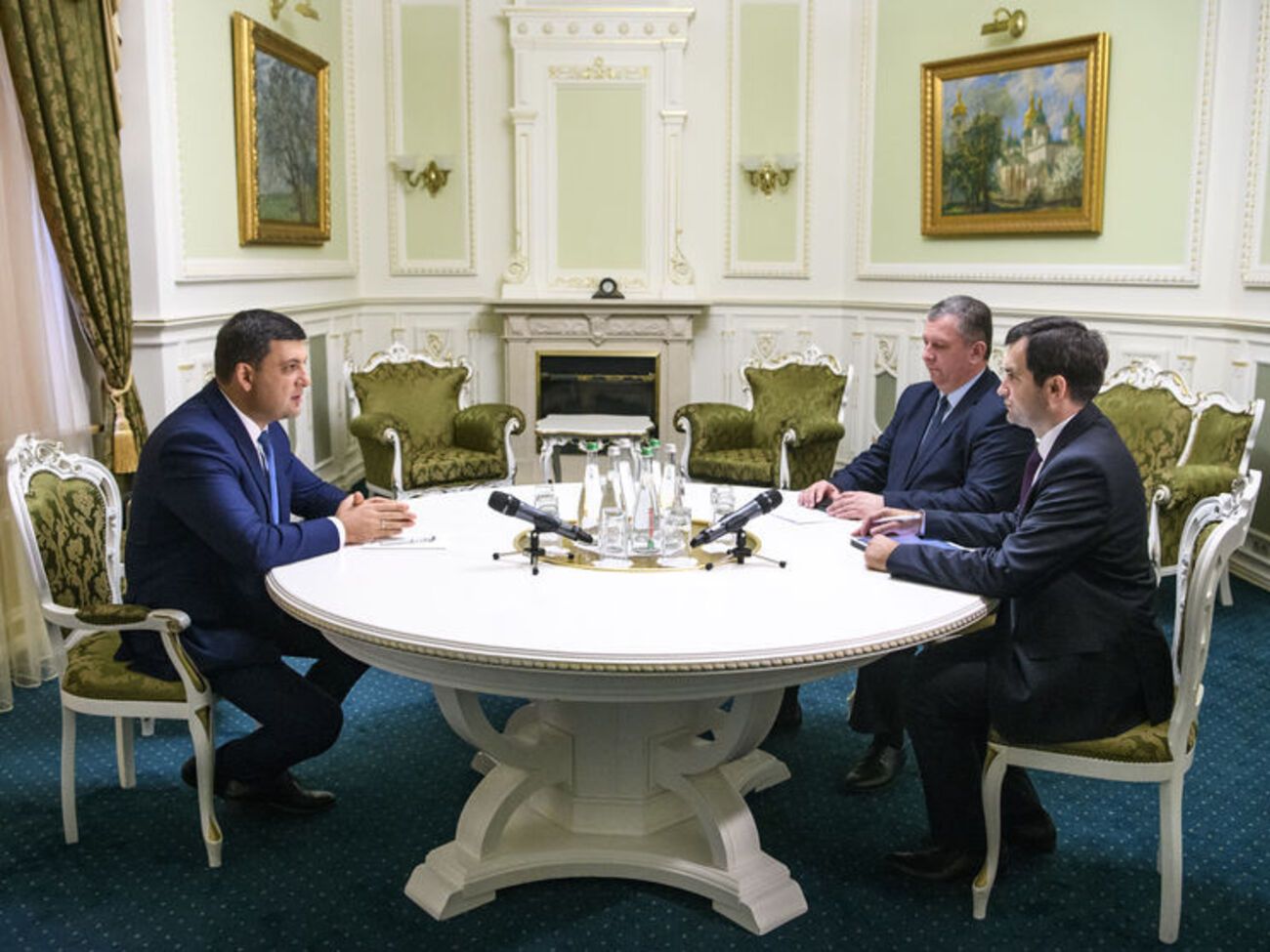 Владимир Гройсман (слева) поставил Евгению Капинусу (крайний справа) "две важнейших задачи"