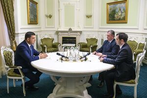 Владимир Гройсман (слева) поставил Евгению Капинусу (крайний справа) "две важнейших задачи"