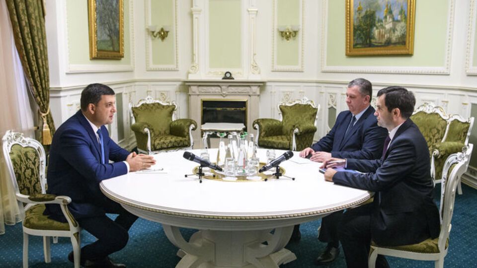 Володимир Гройсман (ліворуч) поставив Євгену Капінусу (крайній праворуч) "два найважливіші завдання"