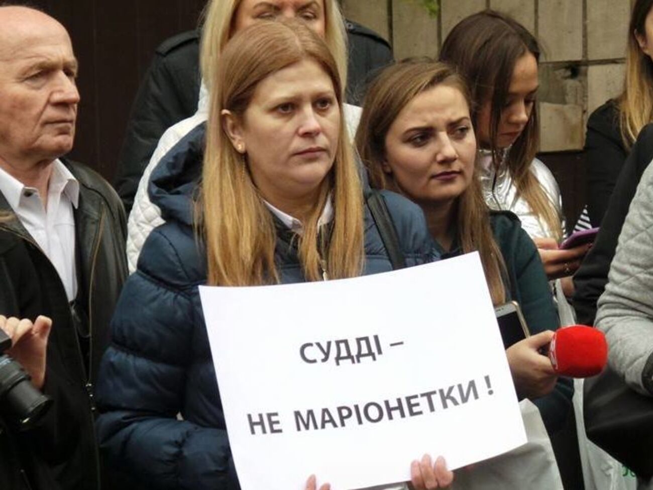 На акції під Вищою радою правосуддя були плакати "Судді &ndash; не маріонетки!", "Ні політично мотивованим рішенням", "Правосуддя &ndash; це не цирк!"