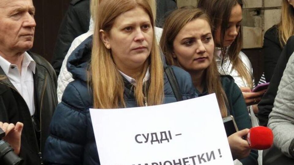 На акции под Высшим советом правосудия были плакаты "Судьи – не марионетки!" "Нет политически мотивированным решениям", "Правосудие – это не цирк!"