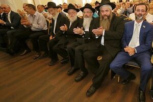 Логвинский (справа) мог быть объектом слежки