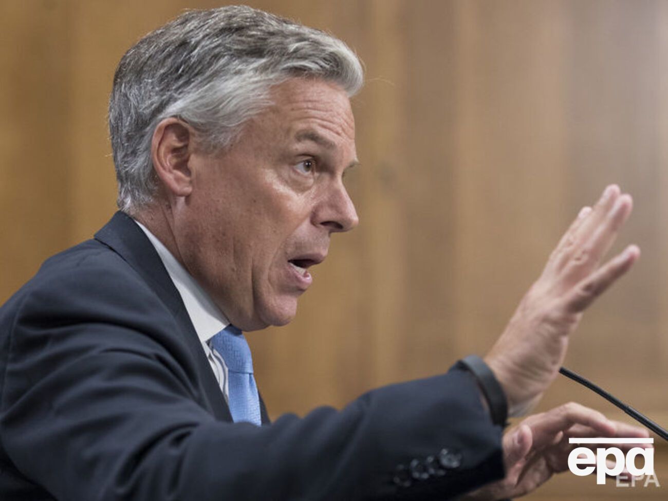 Хантсман рассказал, что вынужден ежемесячно проходить обследование