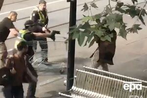 Зловмисник напав на поліцейських, після чого вони відкрили вогонь