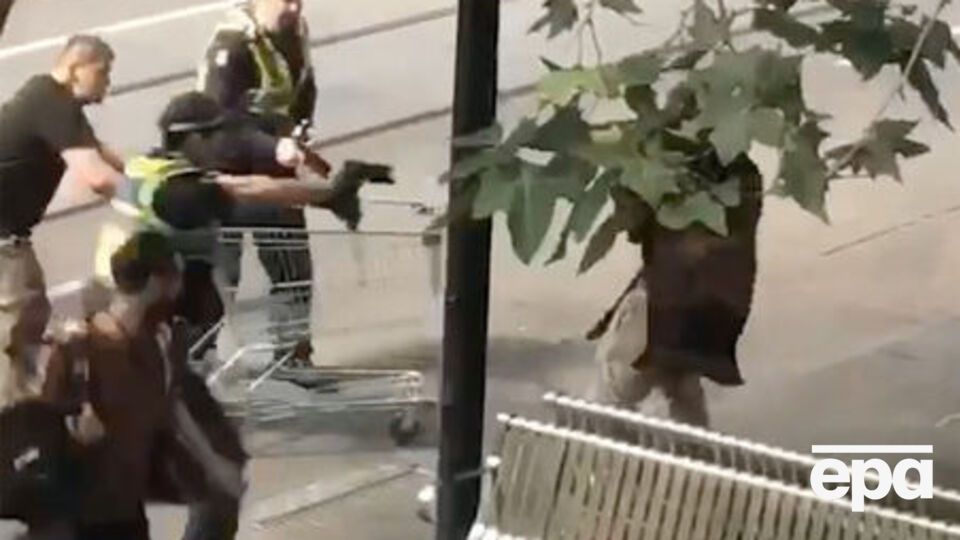 Зловмисник напав на поліцейських, після чого вони відкрили вогонь