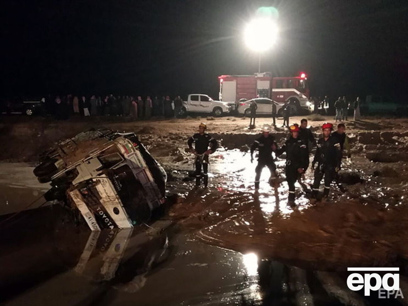 Пошук жертв повені триває